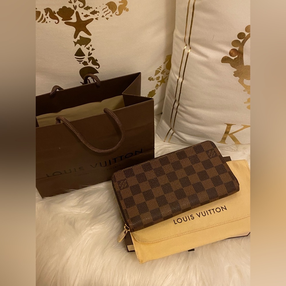 Steal Deal!! 💯% Authentic Louis Vuitton  Zippy Wallet DE
